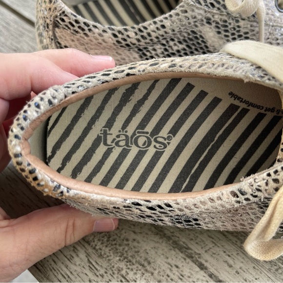 Taos Onwards Lace Up Snakeskin Pattern Leather Sneakers Women Size 9.5 - Picture 7 of 8